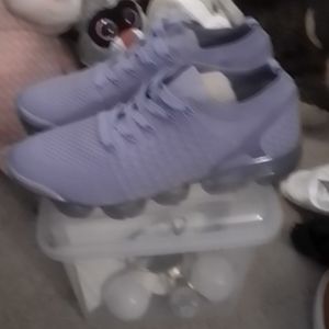 Women's tennis shoes